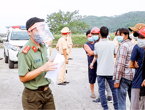 Lực lượng chức năng tiến hành lấy thông tin, phát tờ khai y tế cho người dân. Lực lượng chức năng tiến hành lấy thông tin, phát tờ khai y tế cho người dân.