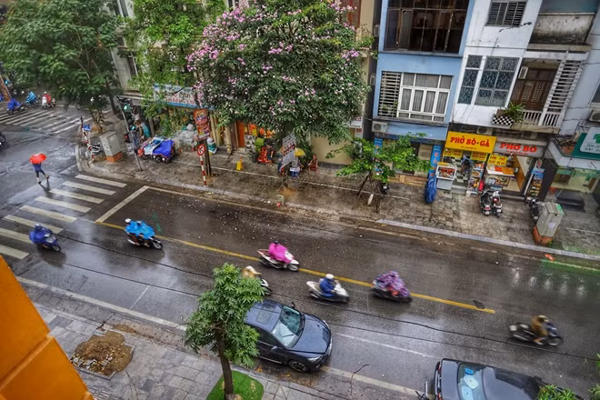 Toàn bộ thủ đô nền nhiệt giảm mạnh xuống hơn 10 độ C, tiết trời mát mẻ, âm u.