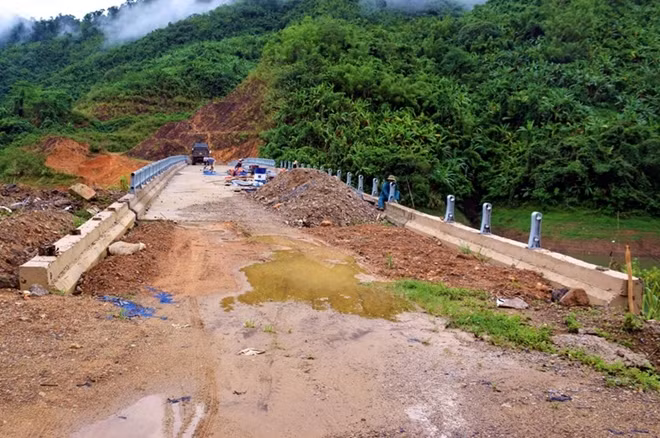 Tuyến đường giao thông nối xã Zuôih, huyện Nam Giang với xã Lăng, huyện Tây Giang đến nay vẫn dang dở.