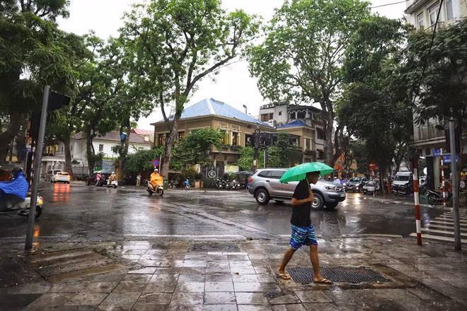 Cơn mưa ngắn nhưng xua tan cái nắng nóng oi bức.