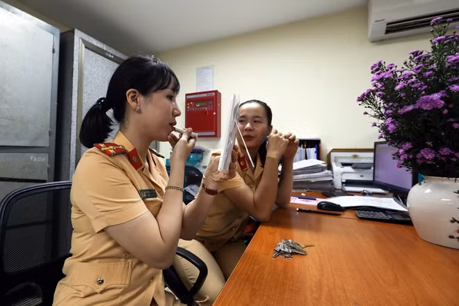 Mai Huyền và đồng đội tranh thủ trang điểm nhẹ trước khi làm nhiệm vụ. Huyền cười bẽn lẽn và nói: "20-10 mà anh...".