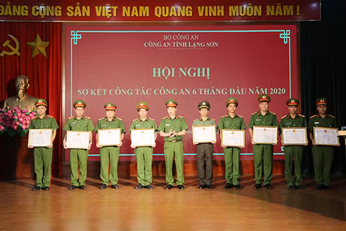 Đại tá Đỗ Ngọc Bình - Phó Giám đốc Công an tỉnh trao tặng Bằng khen của chủ tịch UBND tỉnh cho các cá nhân