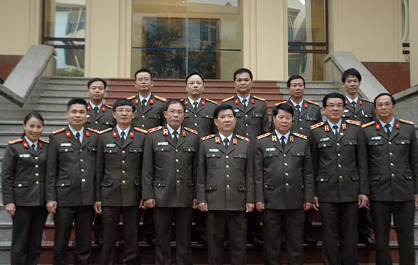 Thứ trưởng Bùi Văn Nam và Thứ trưởng Nguyễn Văn Sơn và các đại biểu chụp ảnh lưu niệm.