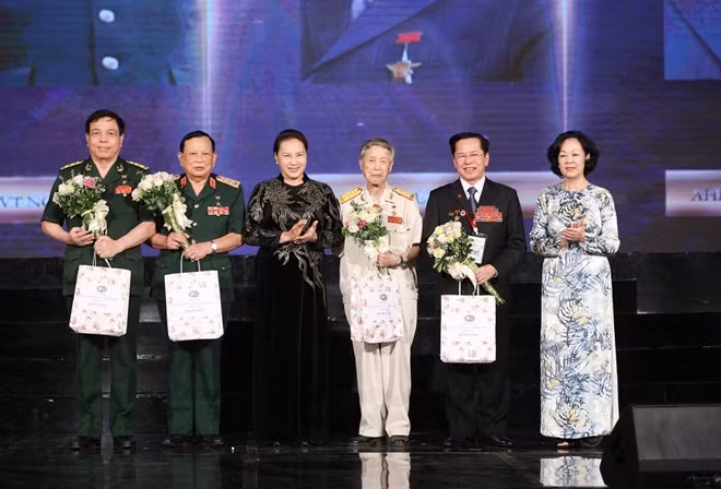 Chủ tịch Quốc hội Nguyễn Thị Kim Ngân và Trưởng ban Dân vận Trung ương Trương Thị Mai trao hoa, quà tặng các Anh hùng Lực lượng vũ trang, Anh hùng Lao động thời kỳ đổi mới. Ảnh TTXVN