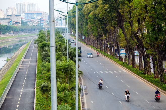 7h sáng ngày 29-4, đường phố Hà Nội khá vắng vẻ, phương tiện tham gia giao thông ít hơn hẳn so với ngày thường. Ảnh ghi nhận tại tuyến đường Láng.