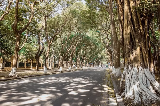 Đường Phan Đình Phùng vắng vẻ trong dịp nghỉ lễ.