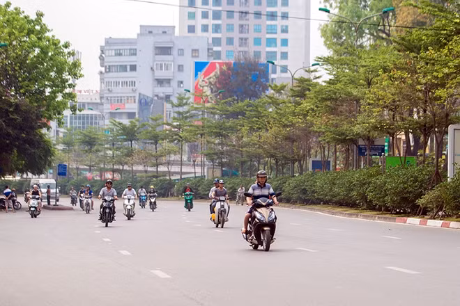 Cách đó không xa, điểm nút giao thông ngã Tư Sở theo hướng từ Trường Chinh về Cầu Giấy vào thời điểm 7h30 sáng cũng thưa vắng phương tiện qua lại.