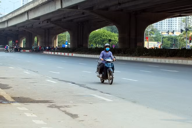 Không còn cảnh tắc nghẽn, chen lấn tại các bến xe. Những tuyến đường nối về bến xe Mỹ Đình trở nên vắng vẻ, thông thoáng.