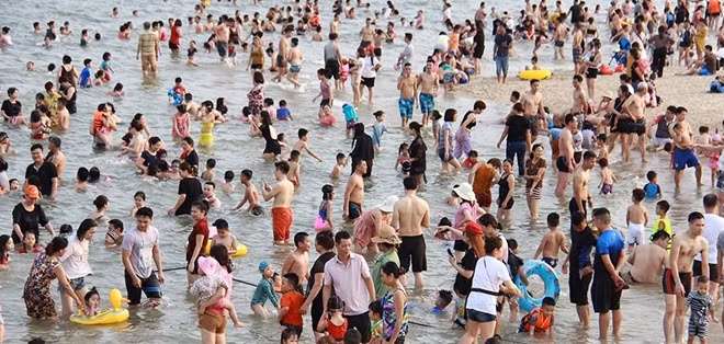 Khách du lịch đến Quảng Ninh tăng cao khiến bãi tắm quá tải