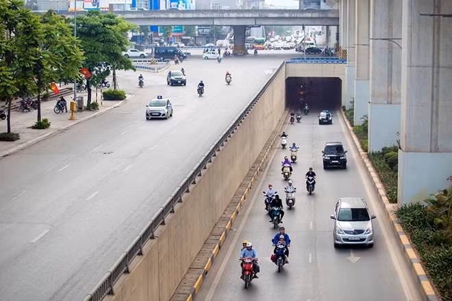 Ngã tư Khuất Duy Tiến - Nguyễn Trãi vào lúc 9h30, các phương tiện di chuyển rất thuận tiện, đây vốn là điểm thường xuyên ùn tắc do lưu lượng tham gia giao thông cao vào giờ cao điểm.