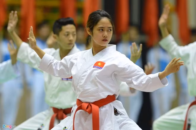 Một nữ vận động viên xinh đẹp của lực lượng CAND trong màn biểu diễn Karatedo khai mạc.