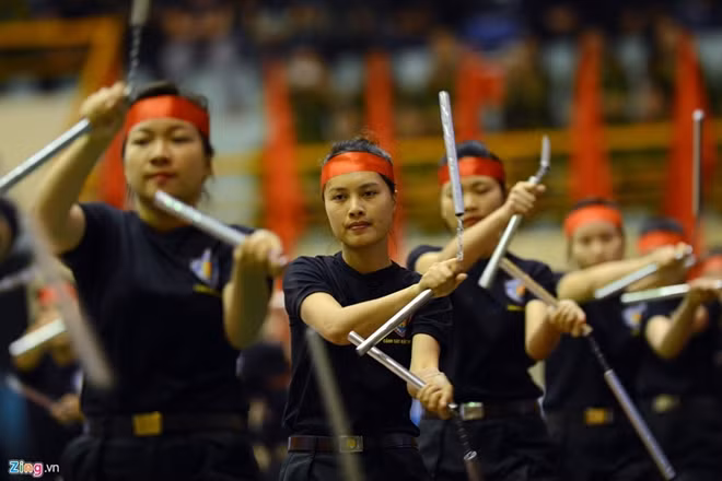 Biểu diễn côn nhị khúc của lực lượng Cảnh sát đặc nhiệm Hà Nội mở màn cho lễ khai mạc.