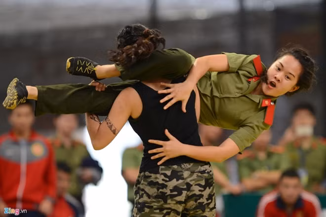 Màn cắt kéo trên không hạ gục đối thủ của một nữ chiến sĩ an ninh.