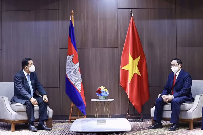 Thủ tướng Phạm Minh Chính trao đổi với Thủ tướng Campuchia Hun Sen. Ảnh: VGP/Nhật Bắc