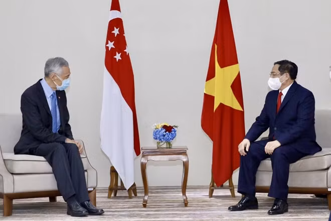 Thủ tướng Phạm Minh Chính và Thủ tướng Singapore Lý Hiển Long bày tỏ hài lòng và nhất trí tiếp tục thúc đẩy quan hệ hợp tác tốt đẹp giữa hai nước. Ảnh: VGP/Nhật Bắc
