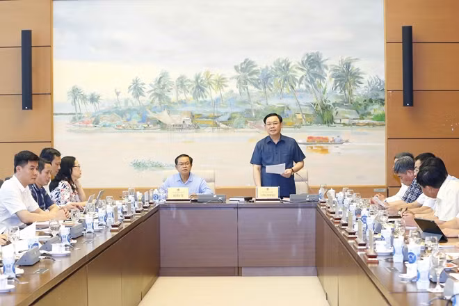 Chủ tịch Quốc hội Vương Đình Huệ phát biểu tại buổi làm việc. Ảnh: TTXVN