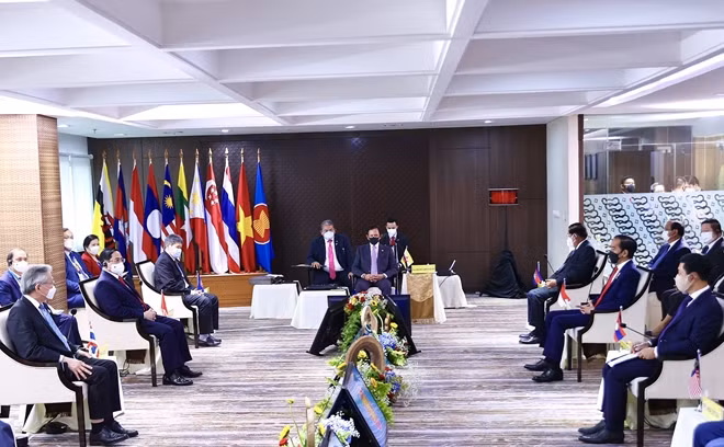 Đây là Hội nghị trực tiếp lần đầu tiên giữa các Nhà Lãnh đạo ASEAN trong năm 2021 và sau gần 18 tháng các Hội nghị ASEAN phải họp trực tuyến do tình hình dịch bệnh COVID-19. Ảnh: VGP/Nhật Bắc