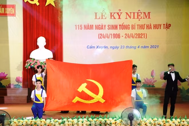 Chương trình văn nghệ chào mừng tại lễ kỷ niệm 115 năm Ngày sinh cố Tổng Bí thư Hà Huy Tập.