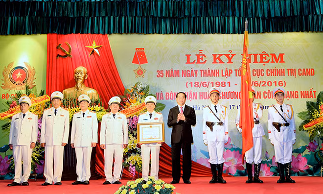 Chủ tịch nước Trần Đại Quang trao Bằng Huân chương Quân công hạng Nhất cho tập thể lãnh đạo Tổng cục Chính trị Công an nhân dân. Ảnh: Anh Hiếu.