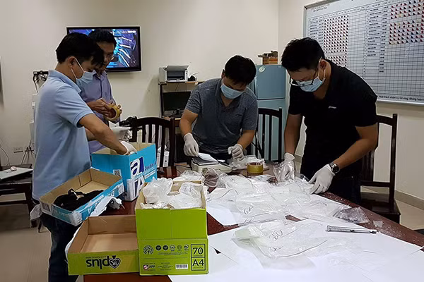 Lực lượng Công an đang kiểm tra số tang vật ma túy thu được