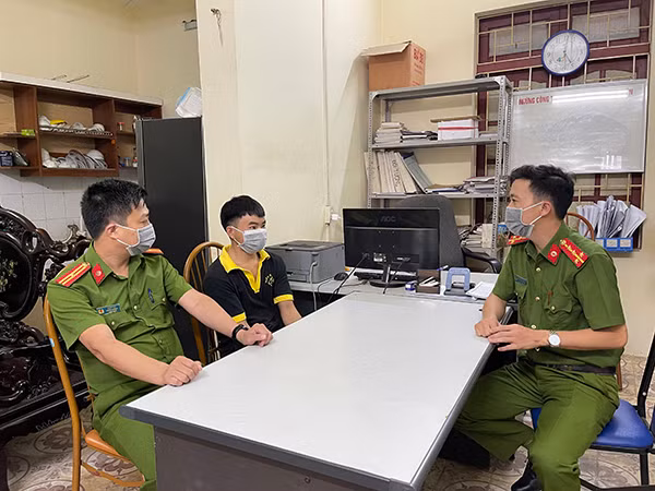 Ban chỉ huy Công an phường Quyết Thắng động viên, thăm hỏi hoàn cảnh gia đình em Vừ A Dơ