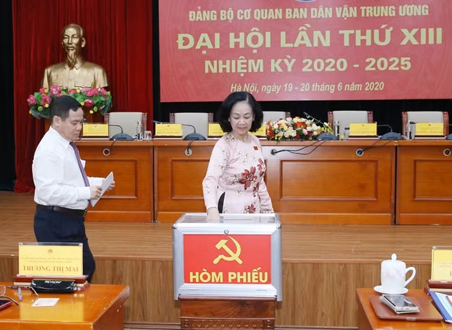 Trưởng Ban Dân vận Trung ương Trương Thị Mai và các đại biểu bỏ phiếu bầu Ban Chấp hành Đảng bộ Cơ quan Ban Dân vận Trung ương. Ảnh: TTXVN