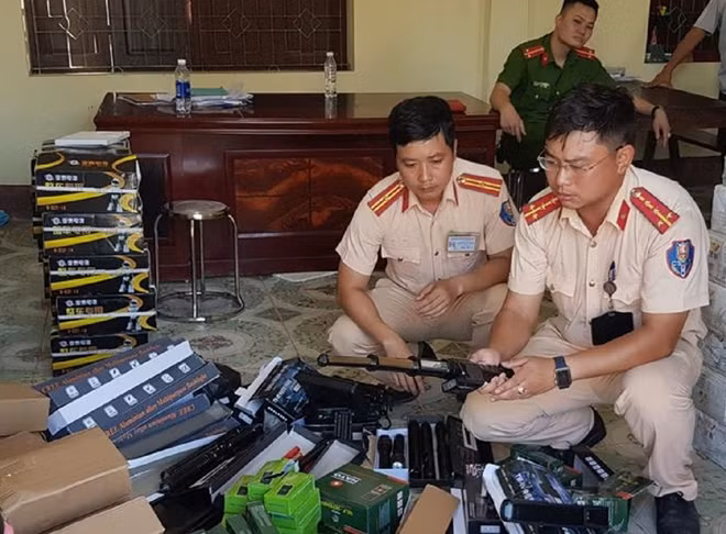 Số hung khí thu giữ trên xe khách.
