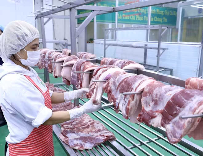Việc điều tiết giá thịt lợn hiện nay bằng các biện pháp tăng cung, đáp ứng nhu cầu để "kéo" giá thị trường về mức hợp lý.