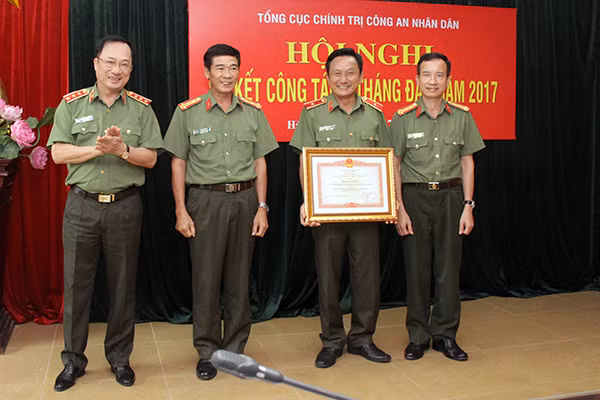 Thừa ủy quyền của lãnh đạo Đảng, Nhà nước, Thứ trưởng Nguyễn Văn Thành trao Bằng khen của Thủ tướng Chính phủ cho tập thể Ủy ban kiểm tra Đảng ủy Tổng cục Chính trị CAND