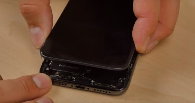 Ngay sau khi Apple mở bán iPhone Xs và Xs Max đợt đầu tại nhiều thị trường trên thế giới. Chiếc iPhone Xs nhanh chóng bị các chuyên gia công nghệ đem ra mổ xẻ với khá nhiều thay đổi về nội thất so với iPhone X.