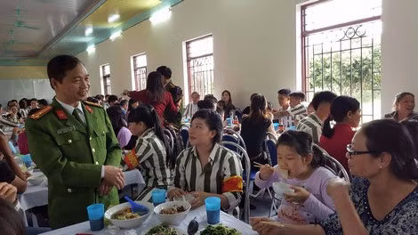 Bữa cơm thật mật dành cho các phạm nhân cải tạo tiến bộ với người thân được lãnh đạo trại giam Hoàng Tiến tổ chức vào dịp cuối năm.