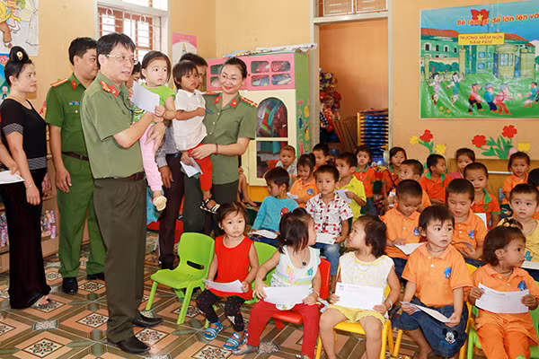 Thượng tá Phạm Quang Khải, Phó Tổng Biên tập Báo CAND và đoàn công tác trao quà của bé Tuệ Minh tới các em nhỏ trường mầm non Nặm Păm.