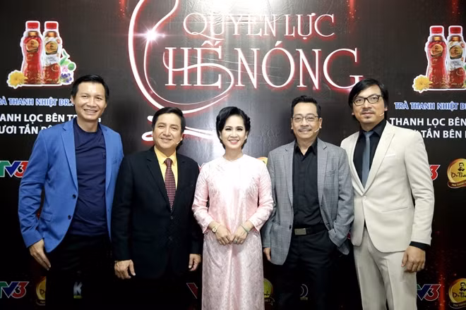 Từ phải qua: MC Đinh Tiến Dũng, NSND Hoàng Dũng, “mẹ chồng khó tính” NSND Lan Hương và NSƯT Chí Trung