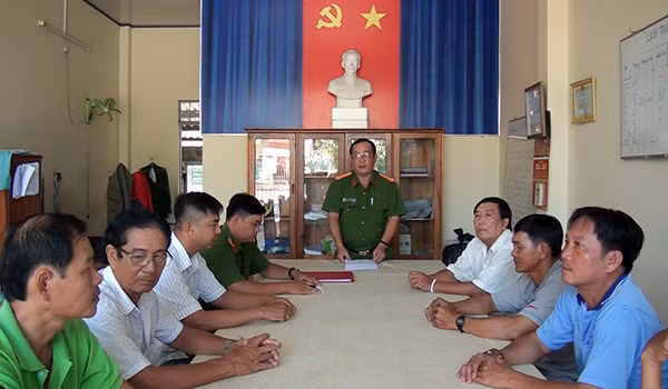 Công an thị trấn Chợ Mới họp dân thông báo vụ việc Công an thị trấn Chợ Mới họp dân thông báo vụ việc