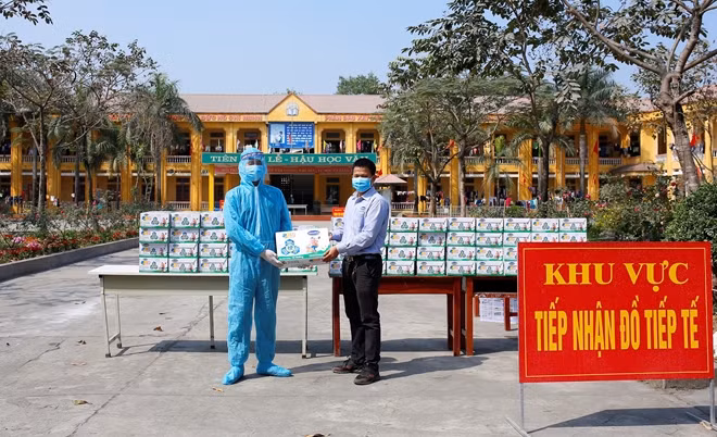 Vinamilk đã dành ra hơn 85 tỷ đồng gồm tiền mặt và sản phẩm để hỗ trợ cộng đồng, tiếp sức tiếp đầu và đồng hành cùng Chính phủ chống dịch