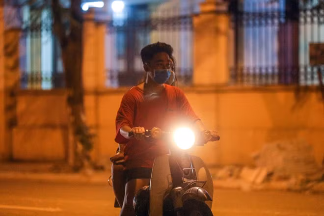 Quá trình làm nhiệm vụ tại đây, tổ công tác liên tục dừng xe kiểm tra hành chính nhiều trường hợp vi phạm giao thông cũng như có dấu hiệu nghi vấn khi tham gia giao thông trên đường. Trong số này có không ít thanh niên điều khiển xe máy vô tư không mũ bảo hiểm "đi dạo phố".