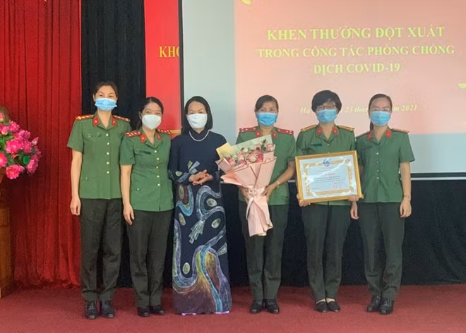 Đồng chí Bùi Thị Hòa, Phó Chủ tịch Hội LHPN Việt Nam trao Bằng khen cho tập thể Chi hội phụ nữ Khoa Chống nhiễm khuẩn, Bệnh viện YHCT.