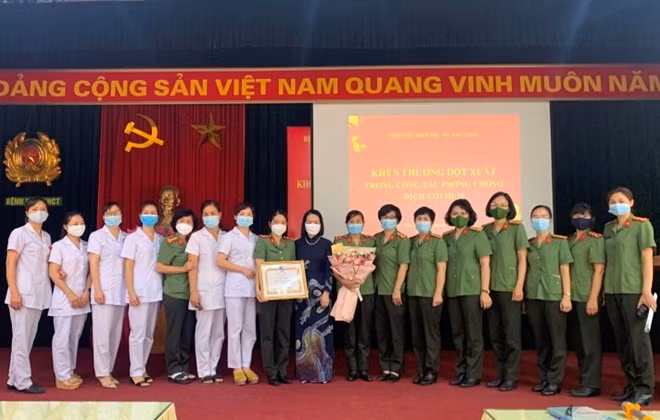 Đồng chí Bùi Thị Hòa, Phó Chủ tịch Hội LHPN Việt Nam; Đại tá Ngô Hoài Thu, Chủ tịch Hội Phụ nữ Bộ Công an cùng tập thể Khoa Chống nhiễm khuẩn, Bệnh viện YHCT