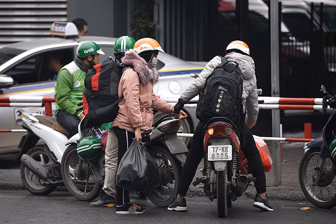 Những gói quà Tết theo chân người dân lên xe về quê ăn Tết
