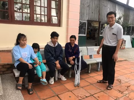 4 chị em KThúy đều được đến trường như bao đứa trẻ bình thường khác.