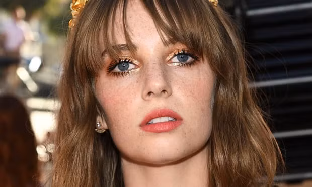 Nếu không biết Maya Hawke là con gái minh tinh Uma Thurman, khó ai có thể tin được một diễn viên trẻ như cô lại nhận được vai trong bộ phim của đạo diễn lừng danh Quentin Tarantino