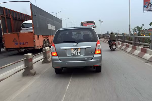 Chiếc Toyota Innova chạy vào làn xe máy bị người dân chụp ảnh lại. Ảnh:.T.X.H.Vương.