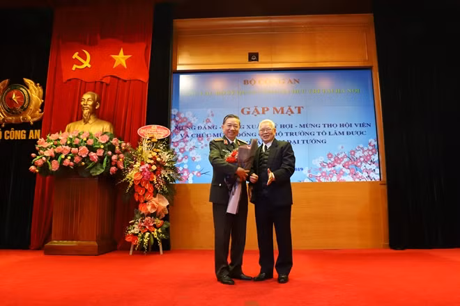 Đồng chí Lê Thành, Chủ nhiệm CLB sỹ quan Công an hưu trí tặng hoa chúc mừng Bộ trưởng Tô Lâm mới được Đảng, Nhà nước thăng cấp bậc hàm Đại tướng.