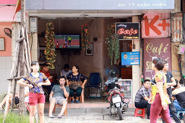 Hình ảnh tương tự tại một quán cà phê trên phố Khâm Thiên.