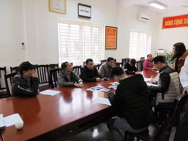 Phe vé được đưa về cơ quan công an.