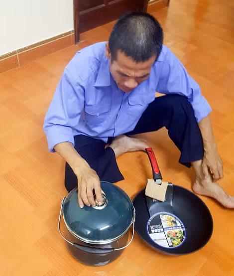 Khách du lịch và sản phẩm kém chất lượng bị dụ dỗ mua.