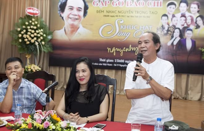 Nhà thơ, nhạc sĩ Nguyễn Trọng Tạo và nhà sản xuất Nguyễn Ngọc Trâm, đạo diễn âm nhạc Minh Đạo trong buổi họp báo ra mắt chương trình.