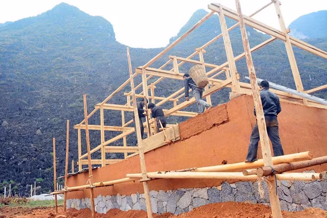 Móng nhà trình tường được kê cao hơn mặt sân khoảng hai gang tay.