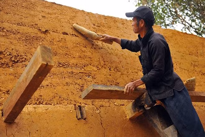 Với sự khéo léo của người Mông, bức tường hình thành rất chắc chắn.