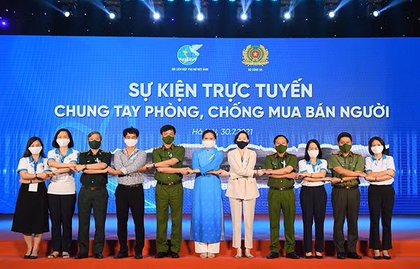 Các đại biểu cam kết chung tay phòng, chống mua bán người.
